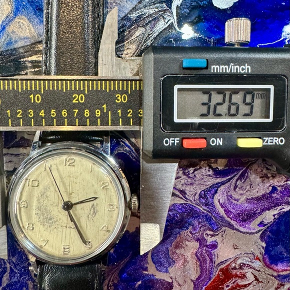 Running manual distressed watch - Picture 2 of 12